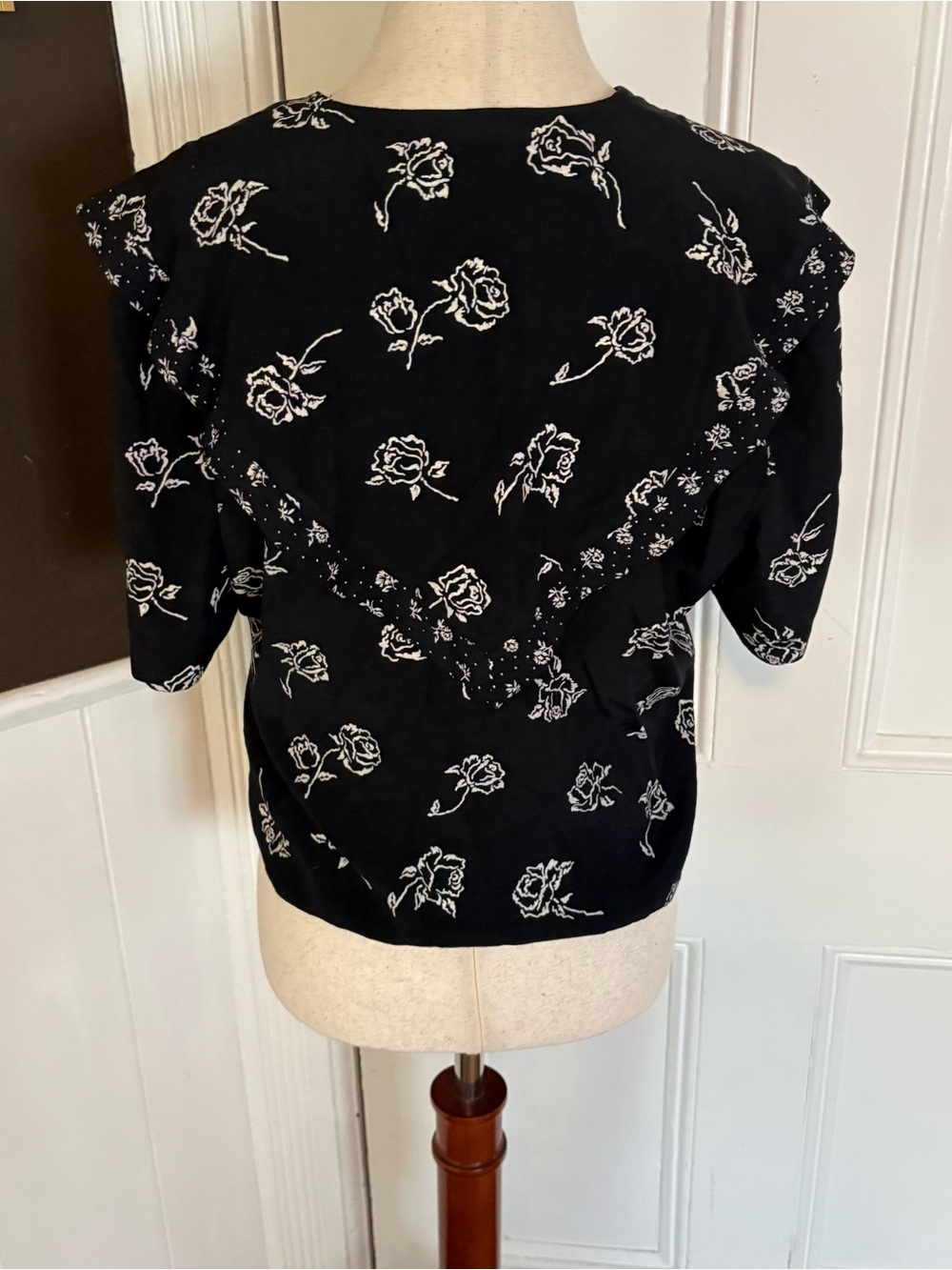 Vintage Facets by Mirrors Blouse Small Black White Rose Floral Sailor Collar